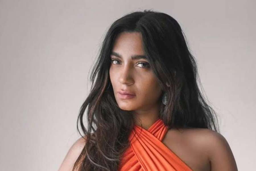 শিল্পীর বাবা ভারতীয় সেনাবাহিনীর সঙ্গে যুক্ত ছিলেন। টেনিস খেলায় পটু ছিলেন তিনি। খেলাধুলোর প্রতি শিল্পীর আগ্রহ জন্মায় তাঁর বাবার কারণেই।