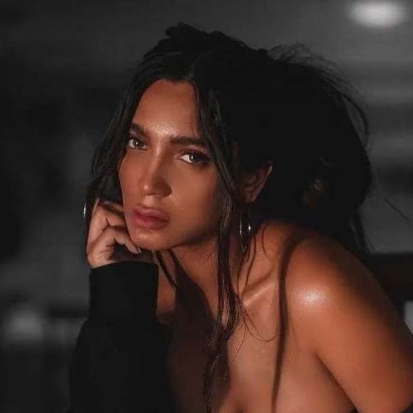 হাজারো ব্যস্ততার মাঝেও দেশ-বিদেশের বিভিন্ন জায়গায় ঘুরে বেড়াতে ভালবাসেন শিল্পী। বিশ্বের যে কোনও প্রান্তে ঘুরতে গেলে সেখানকার শিক্ষা এবং প্রযুক্তিগত ব্যবস্থার দিকে খেয়াল রাখেন শিল্পী। তার ফলে নিজস্ব সংস্থা কোন দিক থেকে পিছিয়ে রয়েছে তা বুঝতে পারেন তিনি।