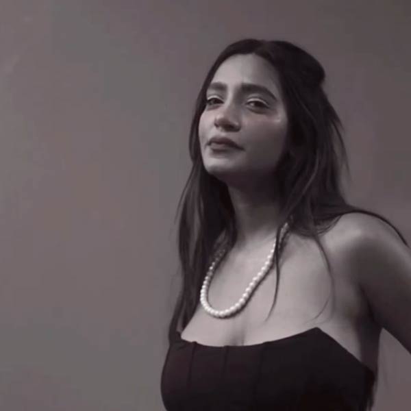 সমাজমাধ্যমে শিল্পীর অনুরাগীমহলও চোখে পড়ার মতো। ইতিমধ্যেই ইনস্টাগ্রামে তাঁর অনুরাগীর সংখ্যা ৭৮ হাজারের গণ্ডি পার করে ফেলেছে।