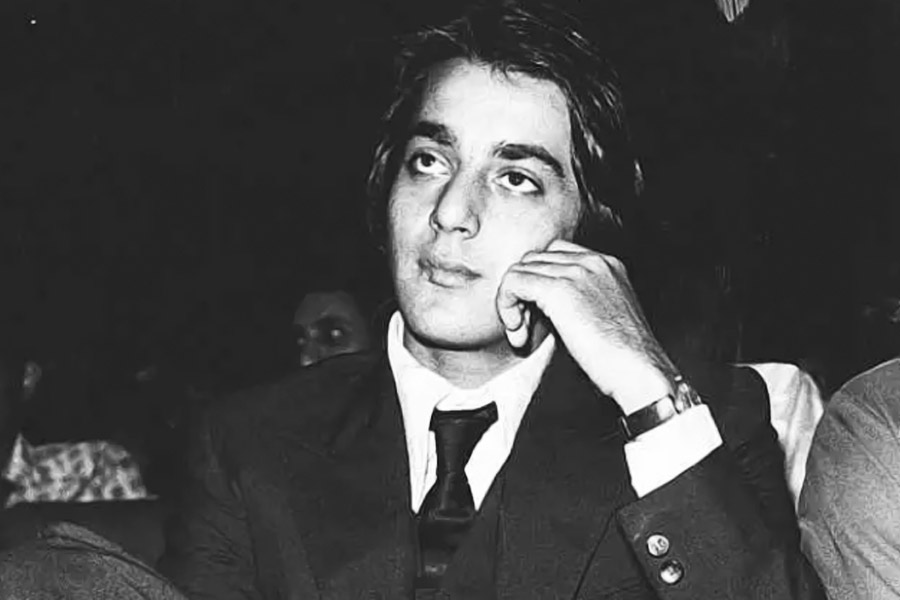 মুকুল শেষ পর্যন্ত সঞ্জয়ের কাছে প্রস্তাব নিয়ে যান। মুকুলের প্রস্তাবে রাজিও হয়ে যান তিনি। সঞ্জয়ের হাতে সেই মুহূর্তে কয়েকটি ছবির কাজ ছিল। যে হেতু ‘খুদা গাওয়া’ ছবির শুটিংয়ের বেশির ভাগ বাইরে হওয়ার কথা ছিল, সেই কারণে এই ছবির কাজই আগে শুরু করার সিদ্ধান্ত নেন তিনি।