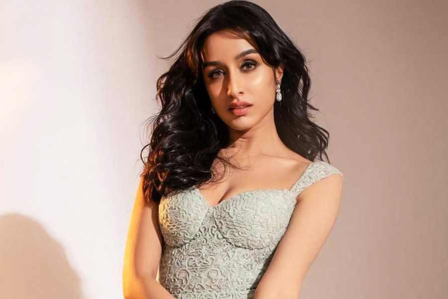 Bollywood actress Shraddha Kapoor speaks fluent English in French, British and American accent 