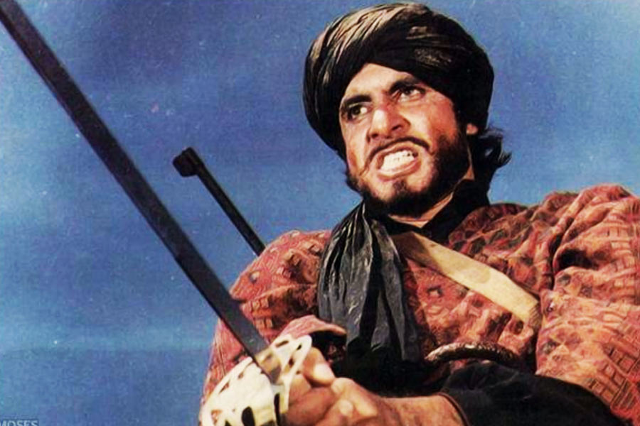 সঞ্জয় লক্ষ করেন, সেটের মধ্যে অমিতাভকে নিয়েই ব্যস্ত রয়েছেন মুকুল। যে নির্ধারিত সময়ের ভিতর অমিতাভের অংশটুকু শুট হয়ে যাওয়ার কথা, তার থেকেও বেশি সময় সেটে থাকছেন অমিতাভ। নতুন নতুন দৃশ্যে অভিনয় করতেও দেখা যাচ্ছে তাঁকে।