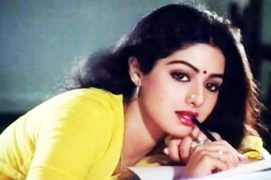 সঞ্জয়কে নিয়ে নানা রকম কটু মন্তব্য কানাঘুষোয় শুনতে পান শ্রীদেবী। তাই সঞ্জয়ের সঙ্গে কাজ করার সময় সেটে সহজ হতে পারতেন না তিনি। তাঁর সমস্যার কথা মুকুলকে সরাসরি জানান অভিনেত্রী।