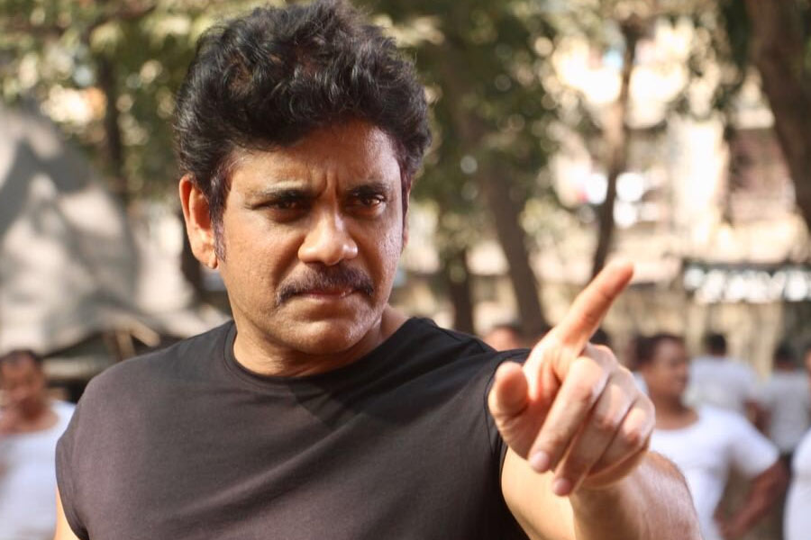 ছবির অধিকাংশ শুট হয়ে যাওয়ার পর যদি সঞ্জয়কে বাদ দেওয়া হয়, তা হলে বিপদে পড়বেন মুকুল। সে কথা শ্রীদেবীকে জানান পরিচালক। তখন ওই চরিত্রের জন্য নাগার্জুনের নাম প্রস্তাব করেন নায়িকা।