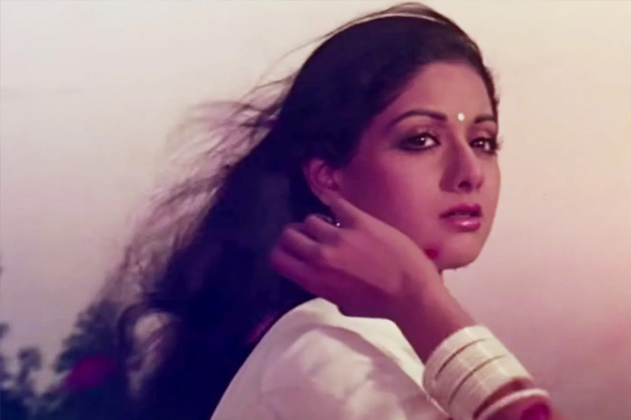 শ্রীদেবী জানান, সঞ্জয়কে ছবি থেকে বাদ দিয়ে নাগার্জুনের সঙ্গে আবার নতুন করে শুটিং করলে মুকুলের কোনও সমস্যা হবে না। নায়িকার প্রস্তাব মনে ধরে মুকুলের। বুঝতে পারেন, নাগার্জুন ‘খুদা গাওয়া’ ছবিতে অভিনয় করলে আদতে লাভ হবে মুকুলেরই।