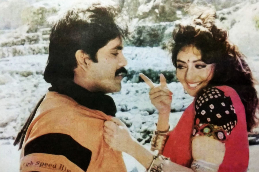 শ্রীদেবীর সঙ্গে নাগার্জুনের সম্পর্কের রসায়নও খুব নিবিড়। তাই নাগার্জুনের বিপরীতে অভিনয় করতে আপত্তি জানাননি তিনি। এ ভাবেই নায়িকা এবং পরিচালকের স্বার্থপূরণের উদ্দেশ্যে ‘খুদা গাওয়া’ ছবি থেকে বাদ পড়েন সঞ্জয়। আবার নাগার্জুনের সঙ্গে নতুন করে সেই বাদ যাওয়া দৃশ্যগুলির শুটিং হয়।