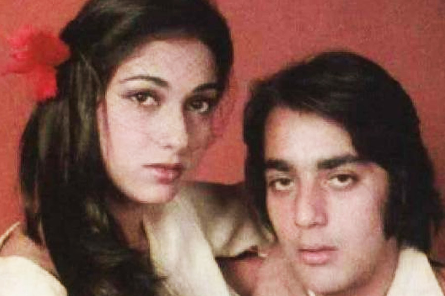 এক সাক্ষাৎকারে টিনা প্রসঙ্গে সঞ্জয় বলেন, ‘‘মা মারা যাওয়ার পর আমার জীবনে সেই জায়গা নিয়েছিল টিনা। ও কখনও আমাকে পরিবারের থেকে দূরে সরাতে চায়নি। বাবা বা ভাইয়ের সঙ্গে আমার ঝগড়া হলে টিনা বার বার আমাকে সেই ঝামেলা মিটিয়ে নিতে বলত।’’