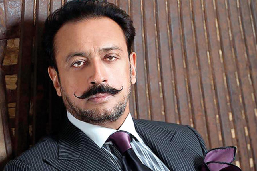 সঞ্জয়ের ঘনিষ্ঠ বন্ধু গুলশন গ্রোভার এক সাক্ষাৎকারে দুই তারকার ঝামেলা নিয়ে মুখ খোলেন। তিনি জানান, টিনার সঙ্গে ঋষির সম্পর্ক রয়েছে শুনে তাঁর বাড়িতেই চলে যান সঞ্জয়। ঋষিকে মারতেও চেয়েছিলেন তিনি।