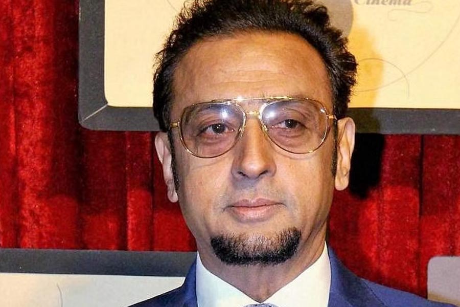 গুলশন বলেন, ‘‘সঞ্জয় আমাকে নিয়েই ঋষির বাড়িতে গিয়েছিল। ওখানে গিয়ে ঋষির উপর চড়াও হয় ও। ঋষির গায়ে হাত তোলার উপক্রম হওয়ায় পরিস্থিতি সামলাতে আসেন নীতু। নীতুই জানান যে, টিনার সঙ্গে ঋষির কোনও সম্পর্ক নেই। সত্যি শোনার পর শান্ত হয়েছিল সঞ্জয়।’’