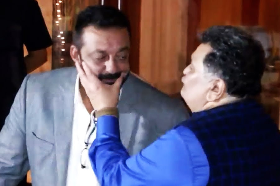 পরে অবশ্য ঋষি এবং সঞ্জয়ের মধ্যে সম্পর্ক ভাল হয়ে যায়। দু’জনকে একসঙ্গে একাধিক ছবিতে কাজও করতে দেখা গিয়েছে। এমনকি, ঋষি-পুত্র রণবীরকে বড় পর্দায় ‘সঞ্জু’ ছবিতে সঞ্জয় দত্তের চরিত্রে অভিনয় করতেও দেখা গিয়েছে।