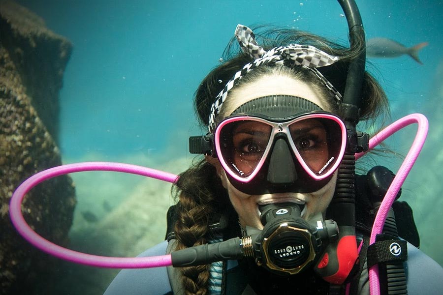 Chinese tourist harassed under water by swimming instructor in Malaysia.