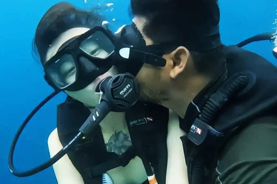 জলের নীচে চিনা পর্যটক তরুণীকে হেনস্থা করেন প্রশিক্ষক।