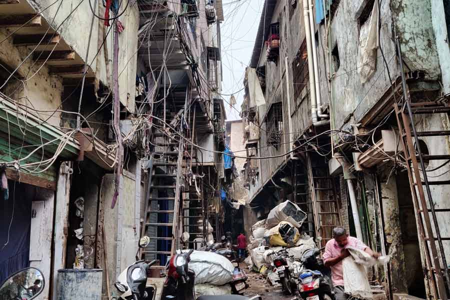 সারা দিন কাজ করত রবীন্দ্র। সন্ধ্যায় ঝুপড়িতে ফিরত। তার পর রাতে সম্পূর্ণ ‘অন্য মানুষ’ সে। রাত গভীর হলে ঝুপড়ির বাইরে বেরোত রবীন্দ্র। শুরু করত নাবালকদের খোঁজ। তার পর ধর্ষণ, যৌন নিগ্রহ এবং নৃশংস ভাবে কচিকাঁচাদের খুন করত সে।