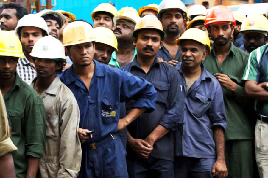 রাজধানীতে এসে রবীন্দ্র শ্রমিকের কাজ করত। থাকত একটা ঝুপড়িতে। তদন্তকারীরা জানাচ্ছেন, ওই কাজ করতে করতেই ১৮ বছর বয়সি তরুণের ‘হাতেখড়ি’ হয় অপরাধমূলক কাজে।