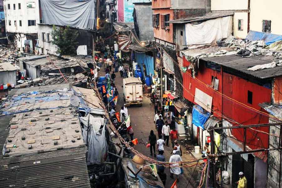 এমন বিকৃত যৌনাচার এবং খুনে সত্তা প্রকট হল কী ভাবে? দিল্লি পুলিশ সূত্রে খবর, একটি ঝুপড়িতে একাই থাকত রবীন্দ্র। দিনের বেলা বিভিন্ন জায়গায় শ্রমিকের কাজ করত। সন্ধ্যা হলে বাড়ি ফিরত টলোমলো পায়ে। গলা পর্যন্ত নেশা করে ঘরে ঢুকে শুয়ে পড়ত। প্রতি দিনের এই ‘রুটিন’ বদলে গেল একটি ঘটনার পর।