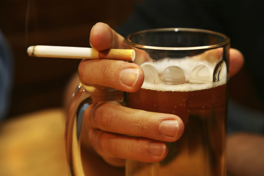 তদন্তকারীদের রবীন্দ্র জানিয়েছে, ১৮ বছর বয়সে প্রথম নীল ছবি দেখে সে। একটি ভিডিও ক্যাসেট পেয়েছিল এক জনের কাছে। সেই থেকে অশ্লীল ছবির প্রতি তার আসক্তি তৈরি হয়। নিয়ম করে রোজই ওই ধরনের ছবি দেখত। সঙ্গে চলত মদ্যপান এবং ধূমপান।