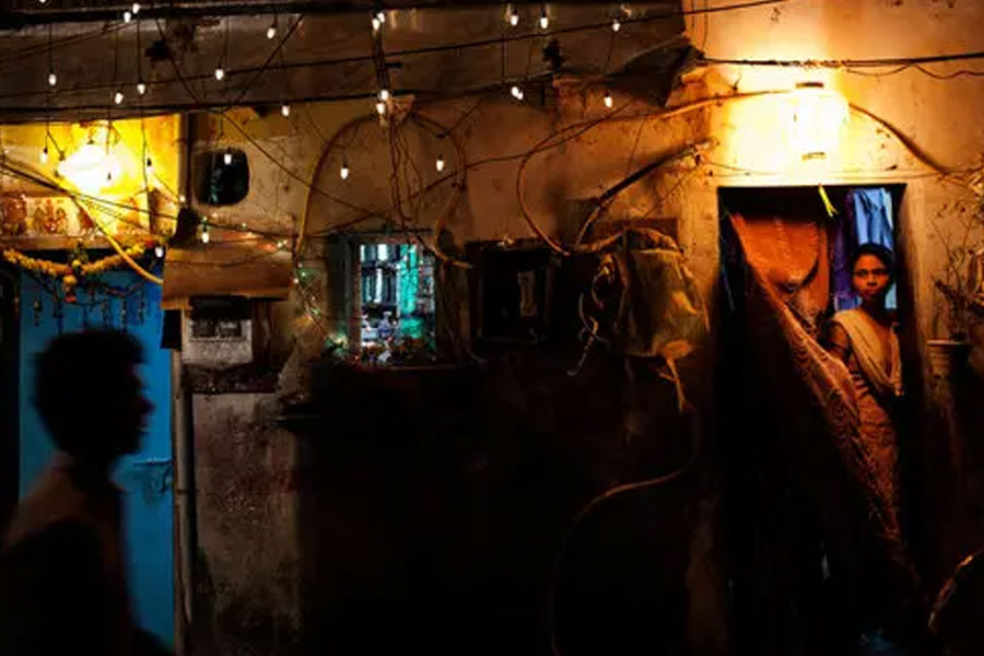 পুলিশ জানাচ্ছে, রাত ৮টার মধ্যে নিজের ঘরে চলে আসত রবীন্দ্র। তখন নেশায় ডুবে সে। কিছু ক্ষণ ঘুমিয়ে নিত নিজের ঘরে। মাঝরাতে গোটা বস্তি যখন ঘুমে আচ্ছন্ন, তখন ঘর থেকে বার হত রবীন্দ্র।