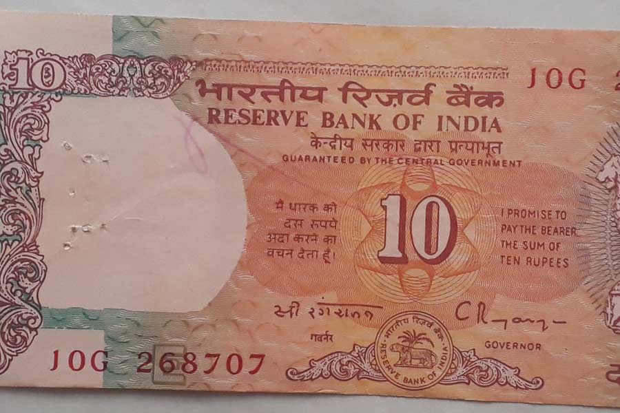 রবীন্দ্র খুঁজত অল্পবয়সিদের। পথশিশুদের নানা প্রলোভন দেখিয়ে কাছে ডাকত। কাউকে ১০ টাকার নোট দিয়ে, তো কাউকে চকোলেট-লজেন্সের লোভ দেখিয়ে নিয়ে যেত নির্জন জায়গায়।