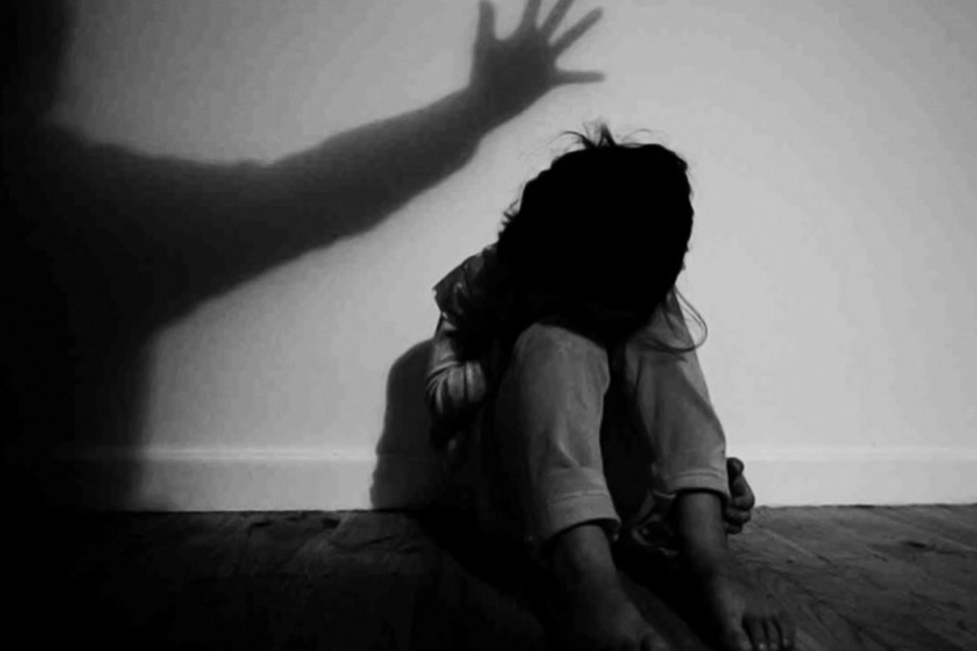 কখনও কারও সন্দেহ হত না রবীন্দ্রকে। ২০১৪ সালে একটি শিশুকে অপহরণ, যৌন হেনস্থা এবং খুনের চেষ্টার ঘটনায় রবীন্দ্রকে সন্দেহ হয় পুলিশের। শুরু হয় জিজ্ঞাসাবাদ।