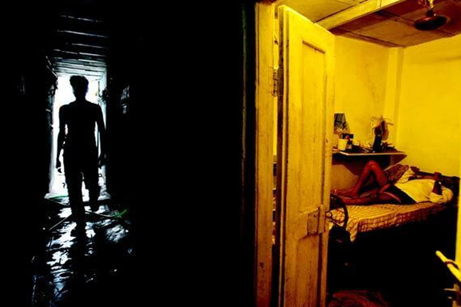 পুলিশ জানতে পারে শিশুটিকে যৌন নিগ্রহের পর খুন করে একটি সেপ্টিক ট্যাঙ্কে ফেলে দিয়েছিল রবীন্দ্র। ওই মামলার তদন্তে নেমে হতবাক হয়ে যান তদন্তকারীরাও। দিল্লির রোহিণী এলাকার বিভিন্ন সিসিটিভি ফুটেজ দেখে রবীন্দ্রকে চিহ্নিত করেন তদন্তকারীরা। জানা যায়, রবীন্দ্র ছোট মেয়েটিকে শারীরিক অত্যাচারের পর ছুরি দিয়ে তার গলা কেটে দেয়। তার পর সেপ্টিক ট্যাঙ্কে ফেলে দিয়ে পালিয়ে যায়।