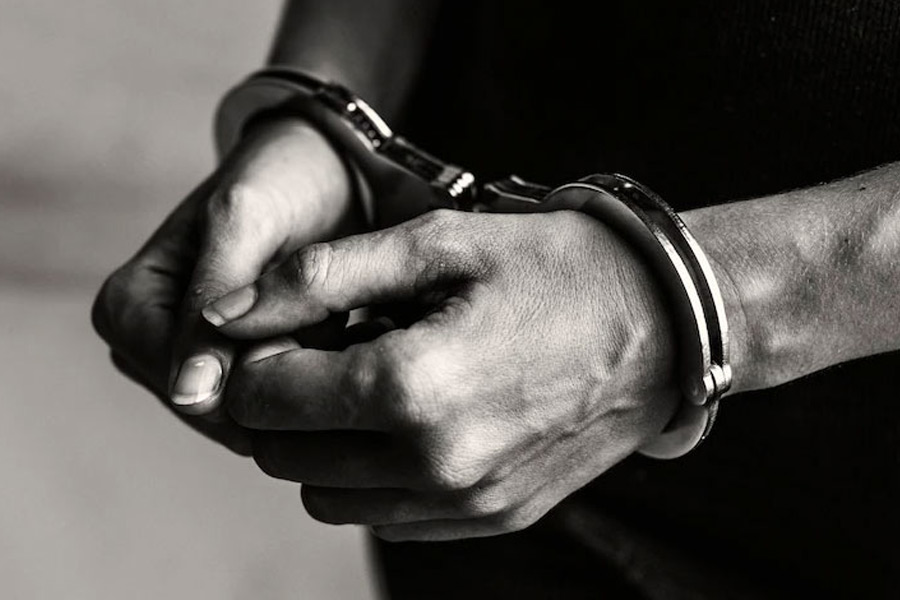 রবীন্দ্রের নিজের মুখে পুলিশ যত তার অপরাধের স্বীকারোক্তি শুনত তত বিস্মিত হত। কারণ রবীন্দ্র যেন গল্পের ছলে সব বলত। ২০১৫ সালে দিল্লির তৎকালীন ডিসিপি বিক্রমজিৎ সিংহ রবীন্দ্রকে নিয়ে একটি মন্তব্য করেন। তিনি বলেন, ‘‘প্রতিটি অপরাধের ঘটনার বিবরণ পুঙ্খনাপুঙ্খ ভাবে দিত রবীন্দ্র। এটা আমাদের অদ্ভুত লাগত।’’