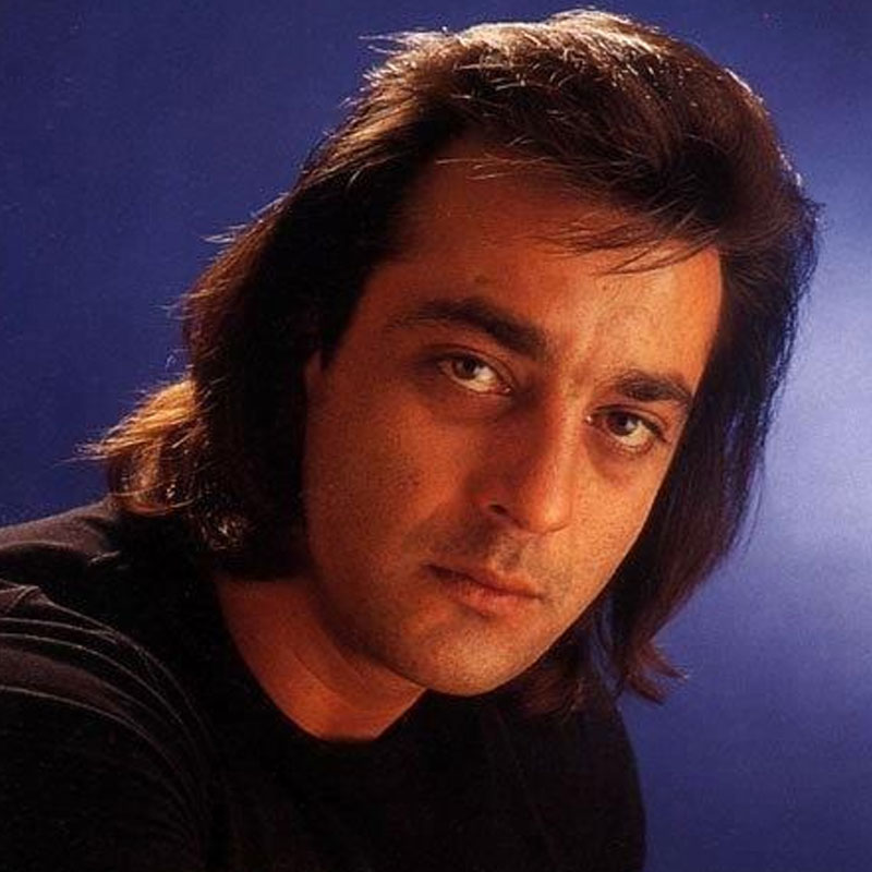 আশির দশকে প্রথম সারির অভিনেতাদের তালিকায় নিজের নাম লিখিয়ে ফেলেছিলেন সঞ্জয় দত্ত। অভিনয়ের জন্য দর্শকের মনে জায়গা করে নিলেও সঞ্জয় ছিলেন বলিপাড়ার বিতর্কের কেন্দ্রবিন্দু।