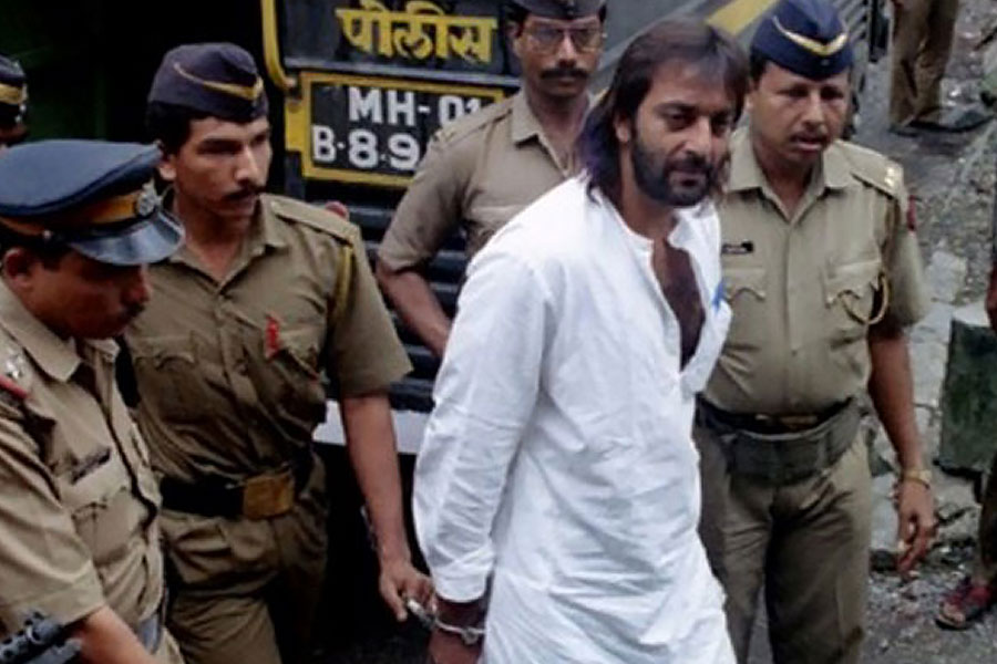 মাদককাণ্ডে নাম জড়িয়ে প়ড়া থেকে শুরু করে বেআইনি পথে অস্ত্র রাখার কারণে জেলেও যেতে হয়েছে সঞ্জয়কে। কিন্তু সঙ্গিনীদের সংখ্যা উত্তরোত্তর বৃদ্ধি পেয়ে গিয়েছে নায়কের।