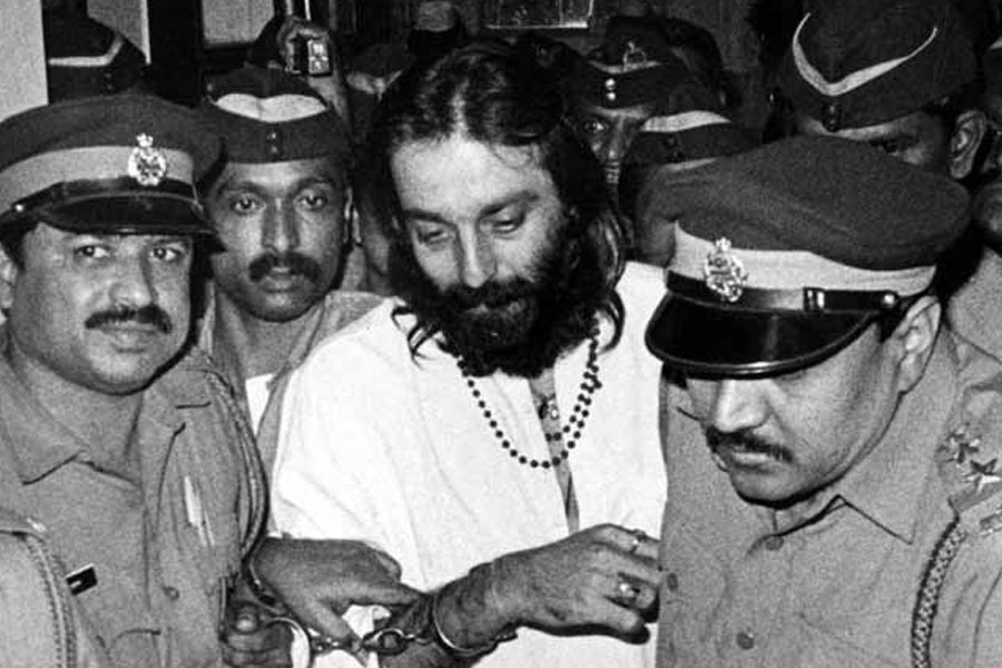 এমনকি, মহিলাদের সঙ্গে কথা বলার জন্যই নাকি মাদকের নেশায় ডুবেছিলেন স়ঞ্জয়। এক পুরনো সাক্ষাৎকারে অভিনেতা বলেন, ‘‘আমি মেয়েদের সঙ্গে কথা বলতে পারতাম না। আমার বন্ধুরা বলেছিল, নেশা করলে মেয়েদের সঙ্গে গিয়ে কথা বলার আত্মবিশ্বাস জন্মায়। সেই লোভেই নেশা করা শুরু করি আমি।’’