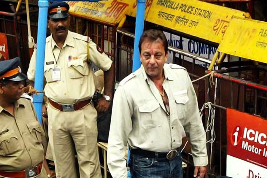 সঞ্জয়ের দাবি, কলেজে পড়ার সময় থেকেই নেশা করা শুরু করেছিলেন তিনি। স্রেফ শখের কারণে বন্ধুদের সঙ্গে নেশা করতে বসেছিলেন তিনি। কিন্তু তা যে কখন অভ্যাসে পরিণত হয়ে গিয়েছে, বুঝতে পারেননি সঞ্জয়।