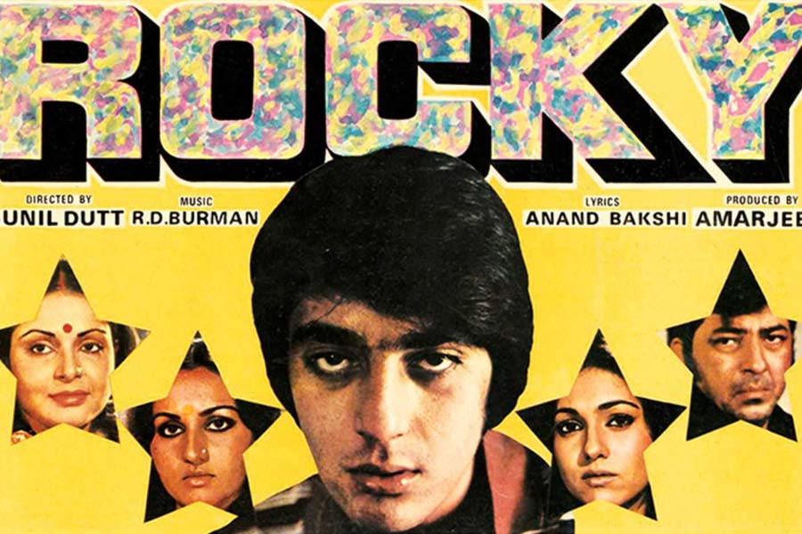 সঞ্জয় জানান, কলেজ ছাড়ার ন’বছর পরেও মাদকের নেশা ছাড়তে পারেননি তিনি। ১৯৮১ সালে যখন তাঁর প্রথম ছবি ‘রকি’ মুক্তি পায়, তখন আরও বেশি মাত্রায় মাদক নিতেন তারকা।