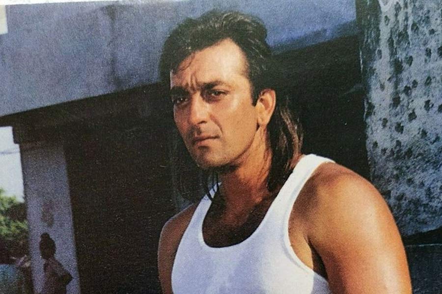 সঞ্জয়কে দেখে নাকি তাঁর ভৃত্য কেঁদে ফেলেছিলেন। সঞ্জয়ের তিনি বলেন, ‘‘দু’দিন পর আপনার জ্ঞান ফিরল।’’ শুনেই আয়নায় নিজের চেহারা দেখতে ছুটে যাই আমি। নিজেকে দেখে কেঁদে ফেলি। তার পর সোজা বাবার কাছে যাই। মাদকের নেশা কাটানোর জন্য পুনর্বাসন কেন্দ্রেও গিয়েছিলেন তিনি।