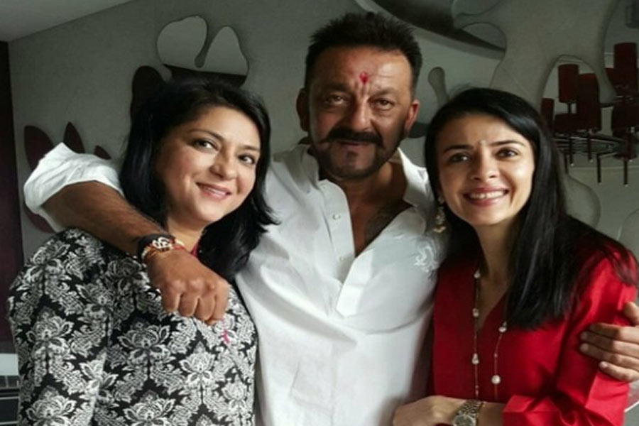 এক বার সঞ্জয় তাঁর দুই বোন প্রিয়া এবং নম্রতাকে সঙ্গে নিয়ে বিমানে যাত্রা করছিলেন। কিন্তু বিমানে থাকার সময়টুকুও মাদক ছাড়া থাকতে পারছিলেন না অভিনেতা। 