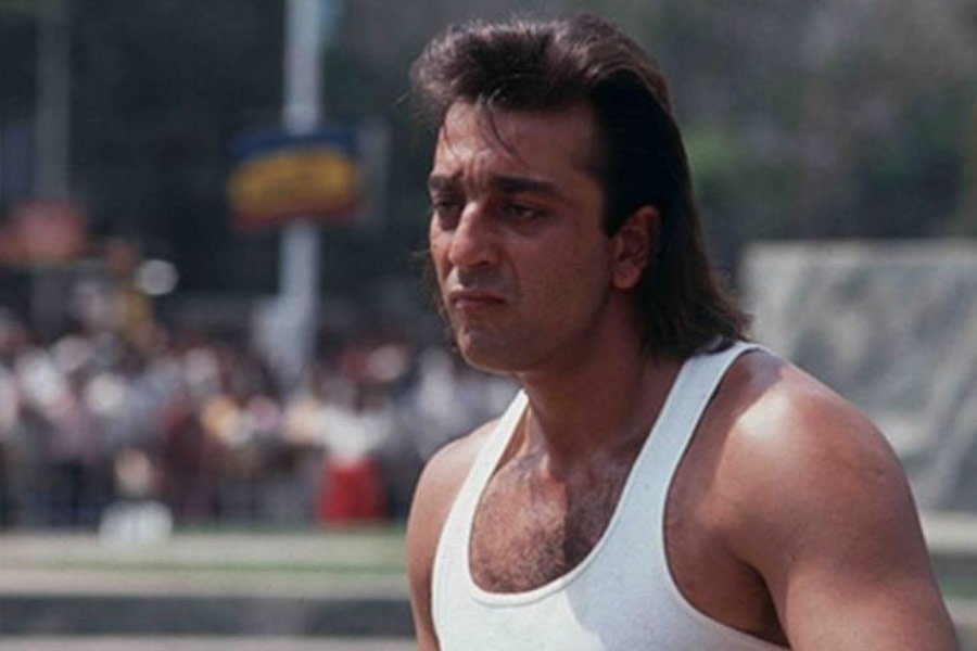 কিন্তু পরে মাদক নিয়ে বিমানে ওঠার ঘটনা মনে পড়লে শিউরে ওঠেন সঞ্জয়। তিনি বলেন, ‘‘আমি খুব ভয় পাই যখন এই ঘটনাটি মনে পড়ে। আমার তো জেল হতই। কিন্তু আমার দুই বোনের কী হত? পুরো পরিবারের বিপদ ডেকে আনতাম আমি।’’