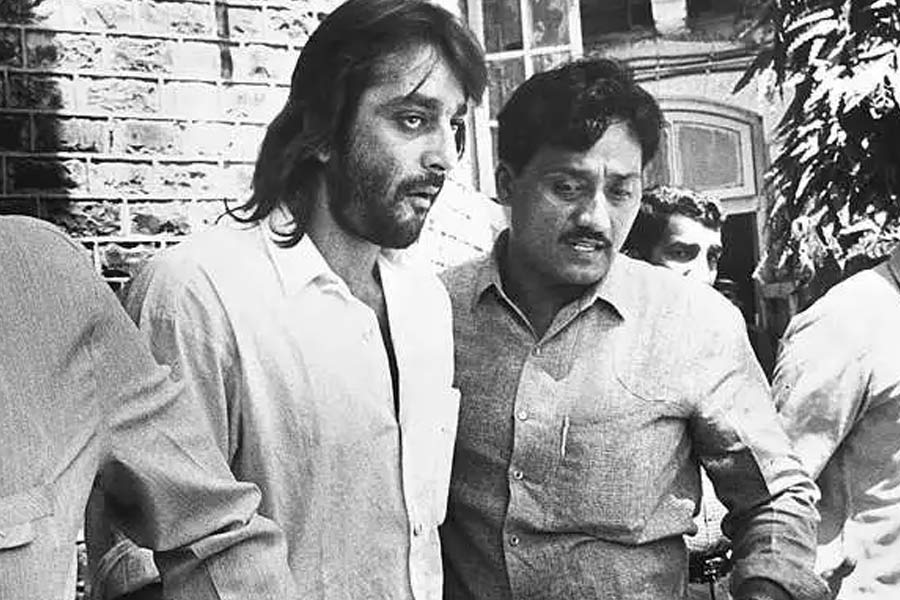 সঞ্জয় জানান, জেলে থাকার সময় তাঁর সমস্ত অহঙ্কার ভেঙে চুরমার হয়ে যায়। তিনি বলেন, ‘‘চোর, ডাকাতদের সঙ্গে একই ছাদের তলায় থাকতাম আমি। ওই অবস্থায় ছিলাম বলেই আগের তুলনায় আমি অনেক বেশি সহনশীল হয়েছি।’’