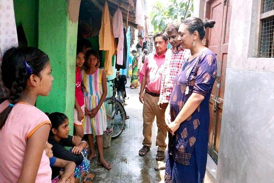 বাড়ি বাড়ি গিয়ে সকলকে উৎসবে যোগ দেওয়ার জন্য বলে এসেছেন কোয়েলরা। 