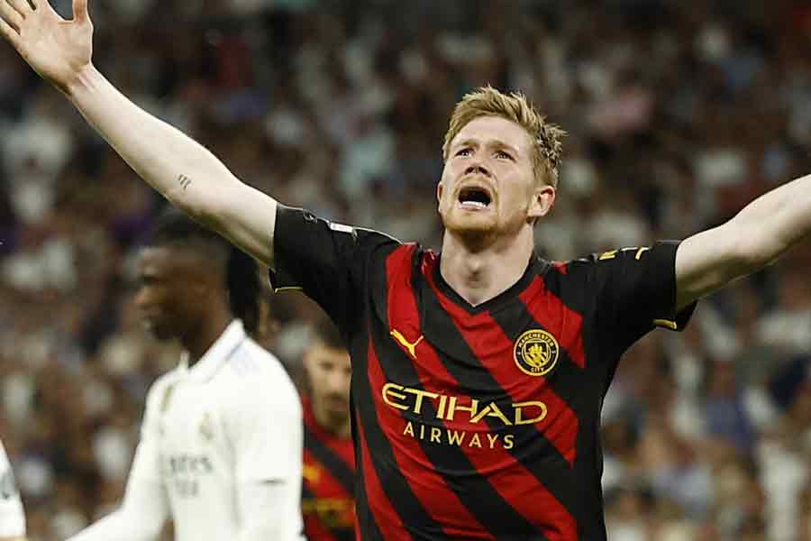 Manchester City\'s Kevin De Bruyne celebrates scoring their first goal 