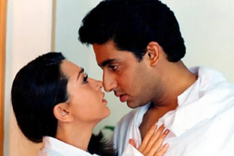 ২০০২ সালে অমিতাভ বচ্চনের জন্মদিনে বাগ্‌দান পর্ব সেরে ফেলেন অভিষেক এবং করিশ্মা। আংটিবদল হয়ে যাওয়ার পর তাঁদের সম্পর্ক বেশি দিন টেকেনি। ২০০৩ সালের ফেব্রুয়ারি মাসে তাঁদের সম্পর্ক ভেঙে যায়।