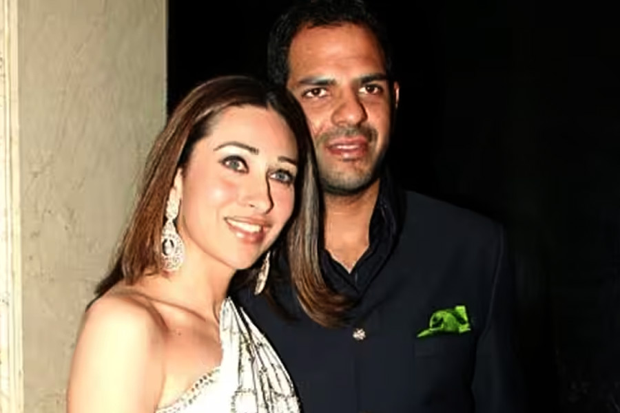 কিন্তু ঠিক কী কারণে অভিষেক এবং করিশ্মার বিচ্ছেদ ঘটে সে বিষয়ে বচ্চন এবং কপূর পরিবার মুখে কুলুপ আঁটে। ২০০৩ সালে শিল্পপতি সঞ্জয় কপূরের সঙ্গে গাঁটছড়া বাঁধেন করিশ্মা। কিন্তু ২০১৪ সালে তাঁদের বিবাহবিচ্ছেদ হয়ে যায়।