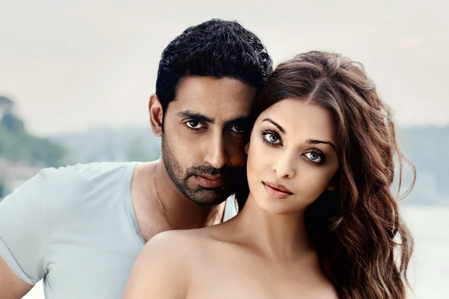 করিশ্মার সঙ্গে বিচ্ছেদের চার বছরের মধ্যে ঐশ্বর্যা রাইকে বিয়ে করেন অভিষেক। করিশ্মা এবং অভিষেকের সম্পর্কে ভাঙনের প্রভাব এসে পড়ে করিনার কেরিয়ারে।