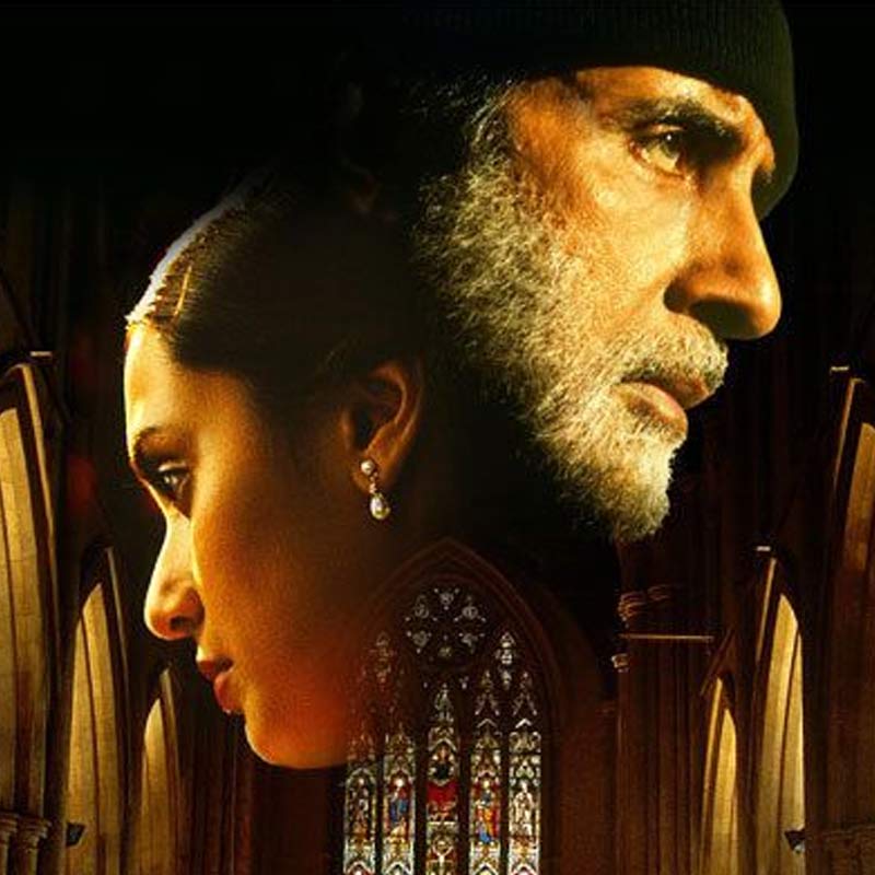 কিন্তু এর ফলে করিনা নিজেই তাঁর বিপদ ডেকে আনেন। ‘ব্ল্যাক’ ছবিতে অভিনয়ের জন্য বলি পরিচালক সঞ্জয় লীলা ভন্সালী অভিনয়ের প্রস্তাব দিয়েছিলেন করিনাকে। কানাঘুষো শোনা যায়, অমিতাভ সেই ছবিতে অভিনয় করছেন বলে পরে পরিচালক নিজেই করিনাকে সেই ছবি থেকে বাদ দিয়ে দেন।