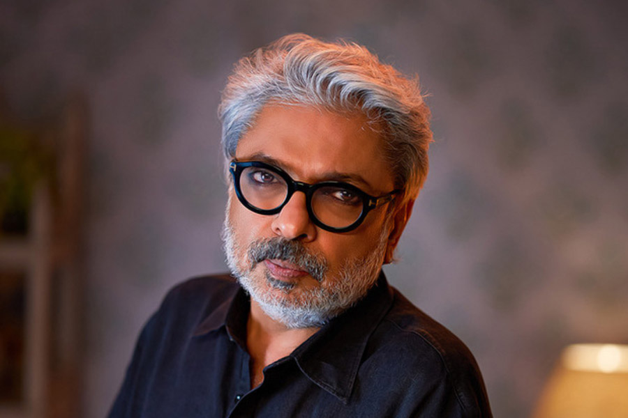 শুধুমাত্র ‘ব্ল্যাক’ ছবি থেকেই নয়, সঞ্জয় পরিচালিত ‘রাম লীলা’র মতো হিট ছবি থেকেও বাদ পড়েন করিনা। করিশ্মার কারণে বচ্চন পরিবারের কাছ থেকে মুখ ফেরাতে গিয়ে নিজের কেরিয়ারের ক্ষতি করেন করিনা।