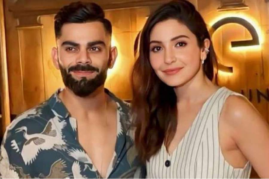 Paparazzi call Anushka Sharma sir by mistake, Virat Kohli jokes