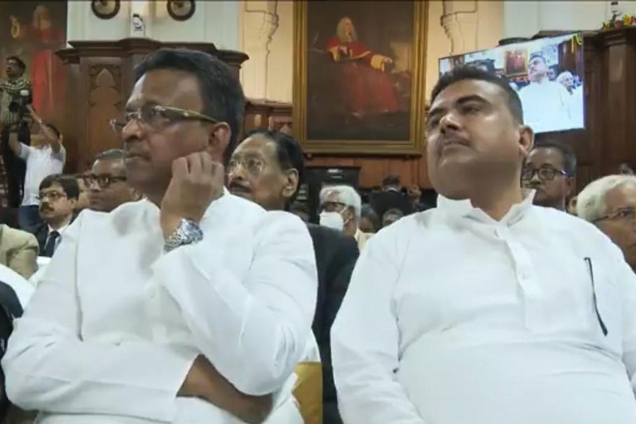 পাশাপাশি মেয়র এবং বিরোধী দলনেতা।