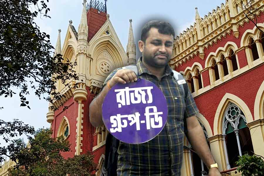 Group D job seekers approached Calcutta High Court seeking permission for rally towards Kalighat after police denies.