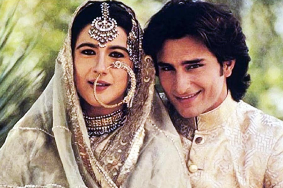 নব্বইয়ের দশকে বলিপা়ড়ায় সাফল্য ছুঁয়ে ফেলেছিলেন অভিনেত্রী অমৃতা সিংহ। সেই সময় বলিউডের উঠতি অভিনেতা ছিলেন সইফ আলি খান। দুই তারকার মধ্যে পেশাগত দিক থেকে চূড়াসমান পার্থক্য থাকলেও বয়সে ছোট অভিনেতার সঙ্গে সাত পাকে বাঁধা পড়েছিলেন অমৃতা।