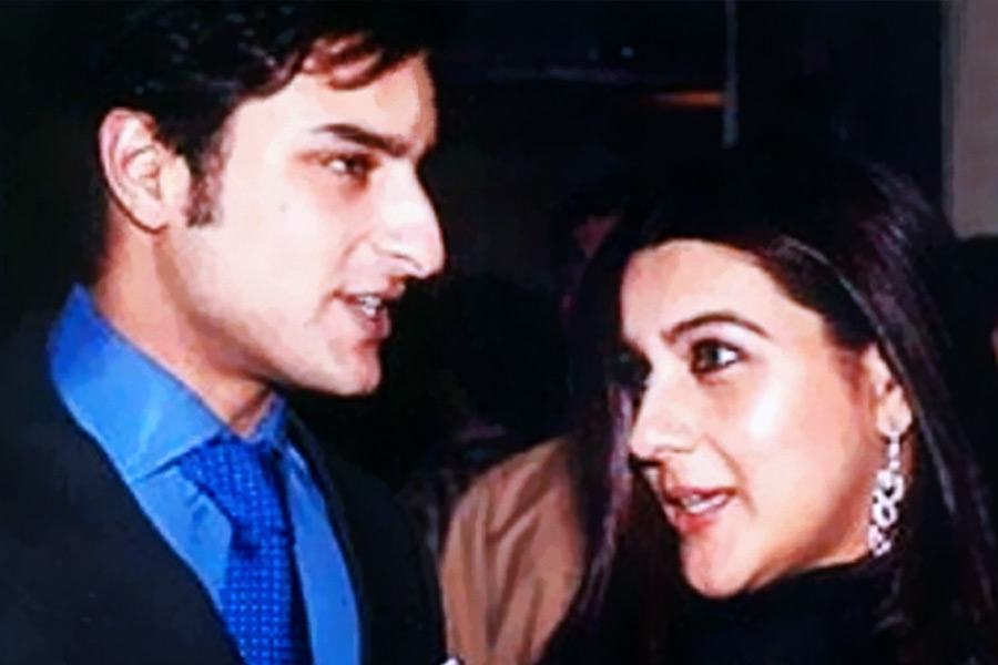 ছবি থেকে বাদ পড়লেও অভিনয়জগতে নিজের পরিচিতি গড়ার আগে নিজের প্রেমকাহিনি বুনতে শুরু করে দিয়েছিলেন সইফ। ফোটোশুটের সময় তাঁর সঙ্গে আলাপ হয় অমৃতার। প্রথম দেখাতেই অভিনেত্রীর প্রেমে পড়ে যান তিনি।