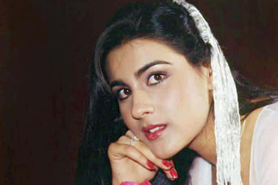 অমৃতাকে ডেটে যাওয়ার প্রস্তাব দেন সইফ। বাইরের কোনও রেস্তরাঁয় খেতে না গিয়ে অমৃতা তাঁর বাড়িতেই আমন্ত্রণ জানান সইফকে। সিমি গারেওয়ালকে দেওয়া এক সাক্ষাৎকারে অমৃতা জানান, প্রথম দেখাতেই তাঁর বাড়িতে টানা দু’দিন ছিলেন সইফ। 