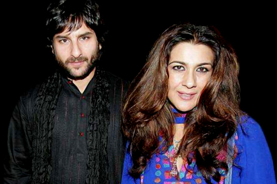 অমৃতা বলেন, ‘‘দু’দিন থাকার পর সইফকে শুটিংয়ের কাজে যেতে হত। ওর কাছে টাকাপয়সা ছিল না। আমার কাছে ১০০ টাকা ধার চেয়েছিল ও। আমার গাড়িতে করেই ওকে শুটিংয়ের জন্য যেতে বলেছিলাম। কিন্তু ও কিছুতেই শুনছিল না।’’