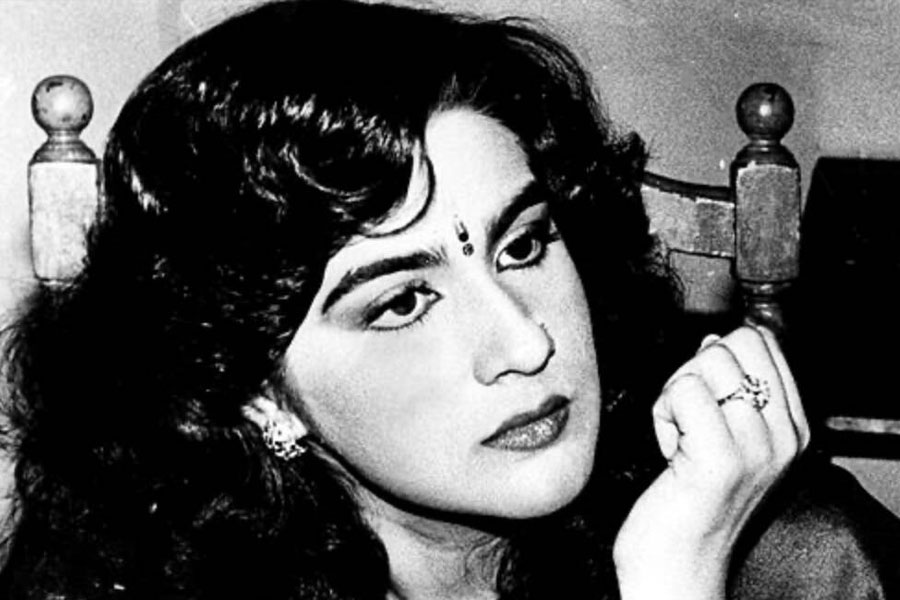 পরে অমৃতা অবশ্য বলেন, ‘‘সইফকে বার বার গাড়ি নিয়ে যাওয়ার জন্য জোর করছিলাম আমি। নেপথ্যে অন্য কারণ ছিল। আর কোনও কারণে না হোক, অন্তত গাড়ি ফেরত দেওয়ার জন্য ওকে আবার আমার সঙ্গে দেখা করতে হত।’’