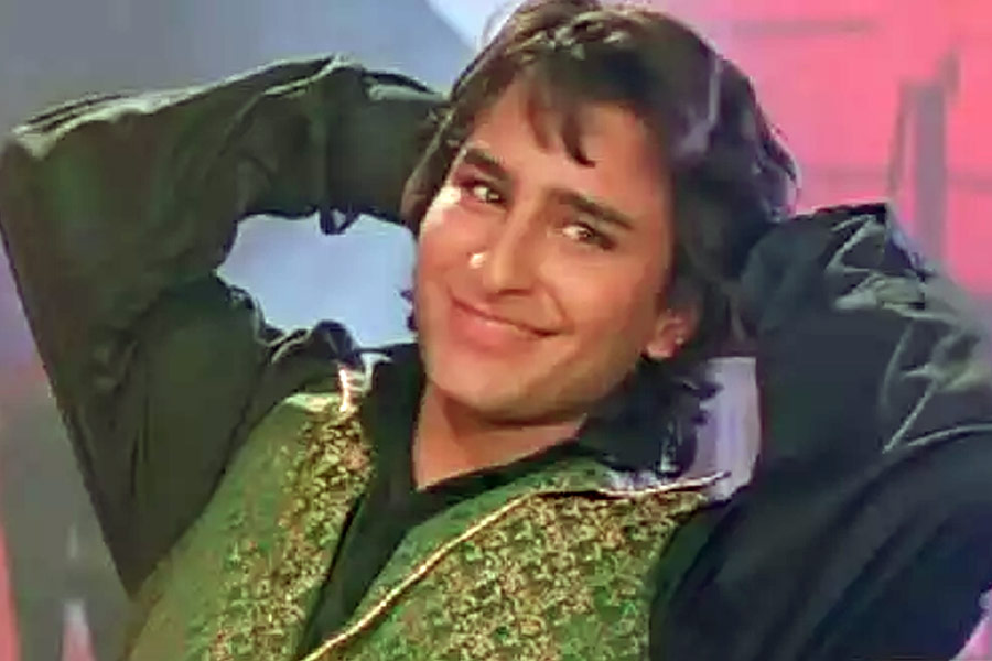 ‘বেখুদি’ ছবির শুটিং চলাকালীন সইফের সঙ্গে ভাল বন্ধুত্ব হয়ে যায় কাজলের। শুটিংয়ের মাঝেও দু’জনের মধ্যে খুনসুটি চলত। সেই সময় অমৃতার সঙ্গে সম্পর্কে ছিলেন সইফ। অমৃতা এবং সইফের সম্পর্কের কথাও জানতেন কাজল।